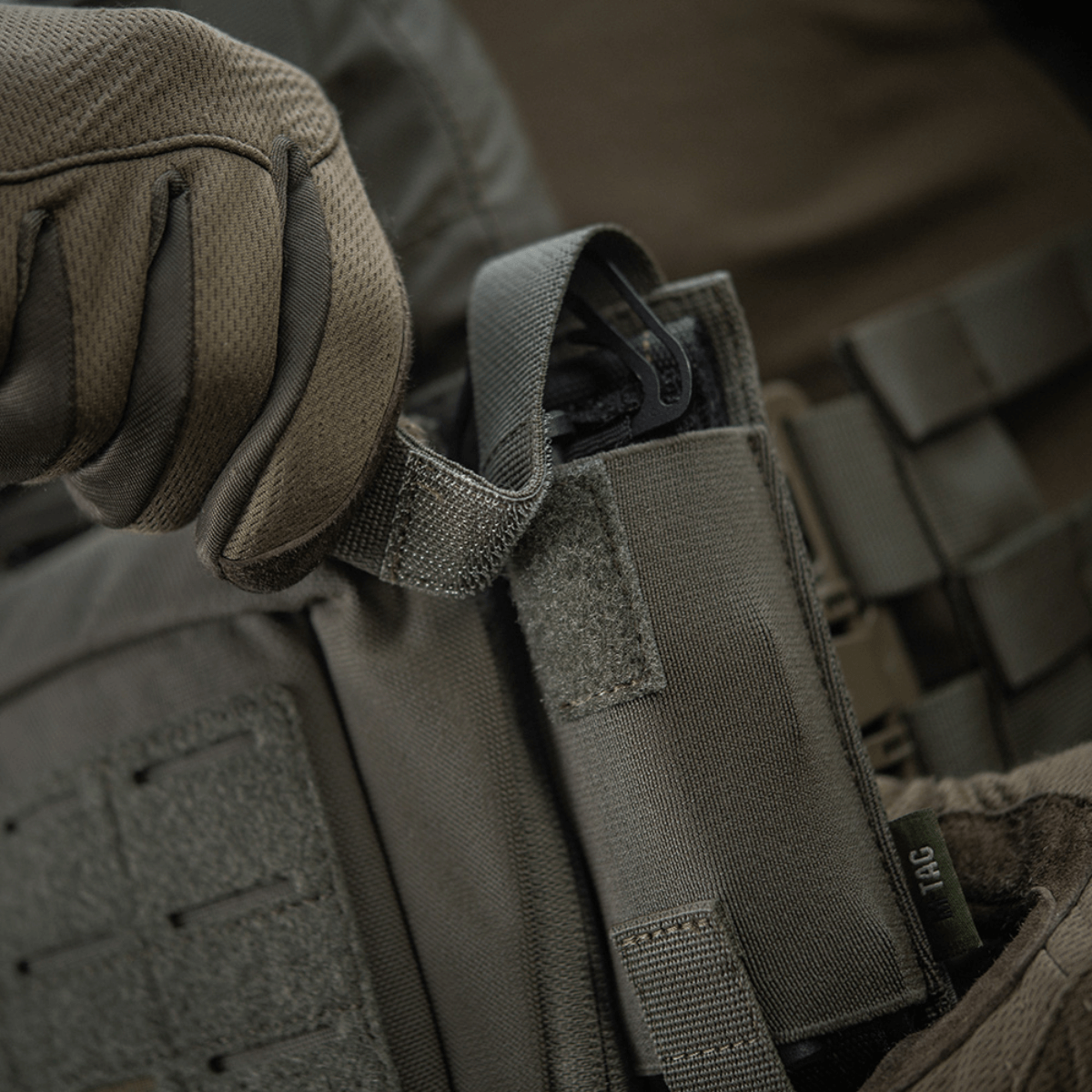M-Tac Tourniquet Pouch Elastisk VELCRO Gen.II asennettuna taktiseen liiviin, nopea pääsy tourniquetiin, Cordura 500D