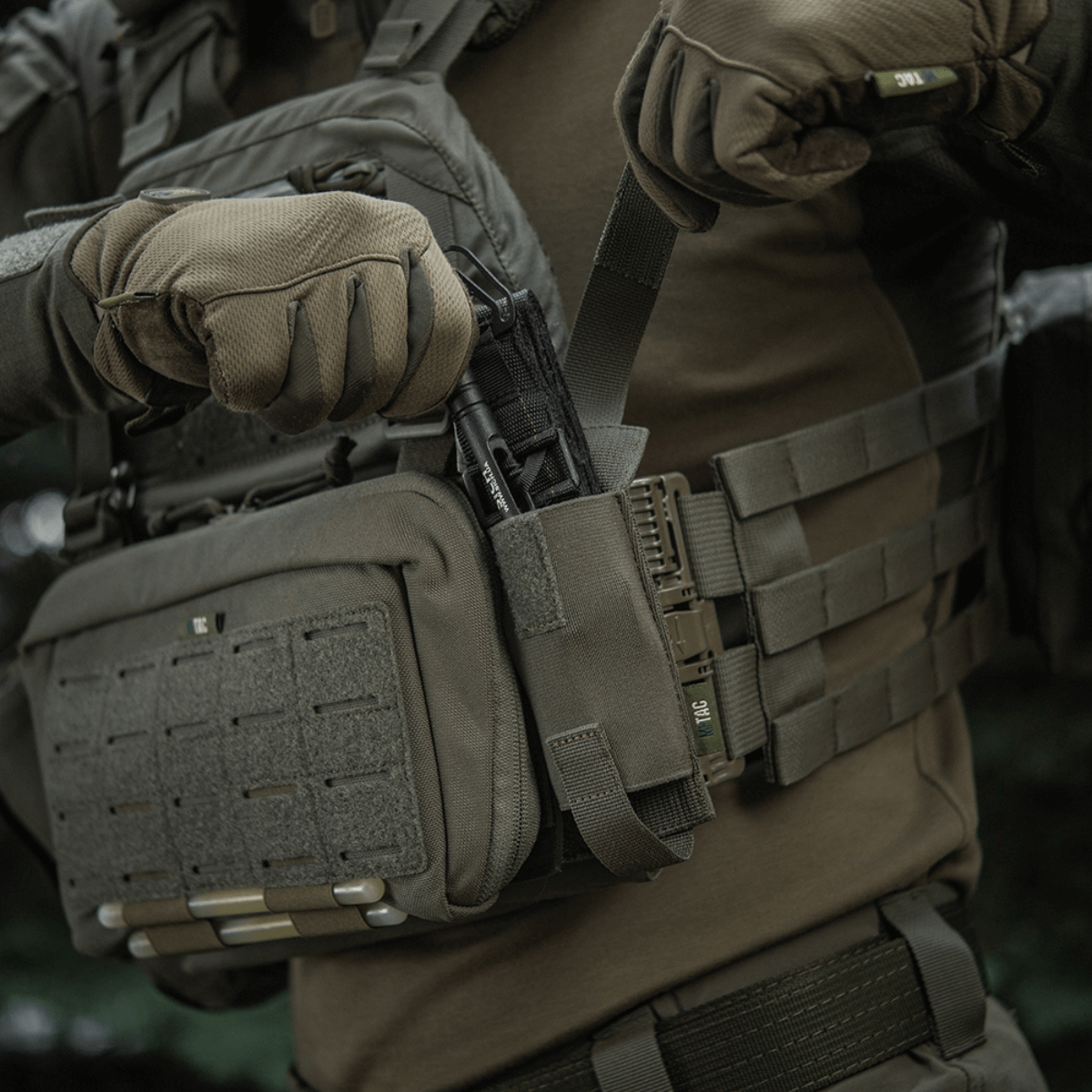 M-Tac Tourniquet Pouch Elastisk VELCRO Gen.II taktisesti kiinnitettynä plate carrieriin