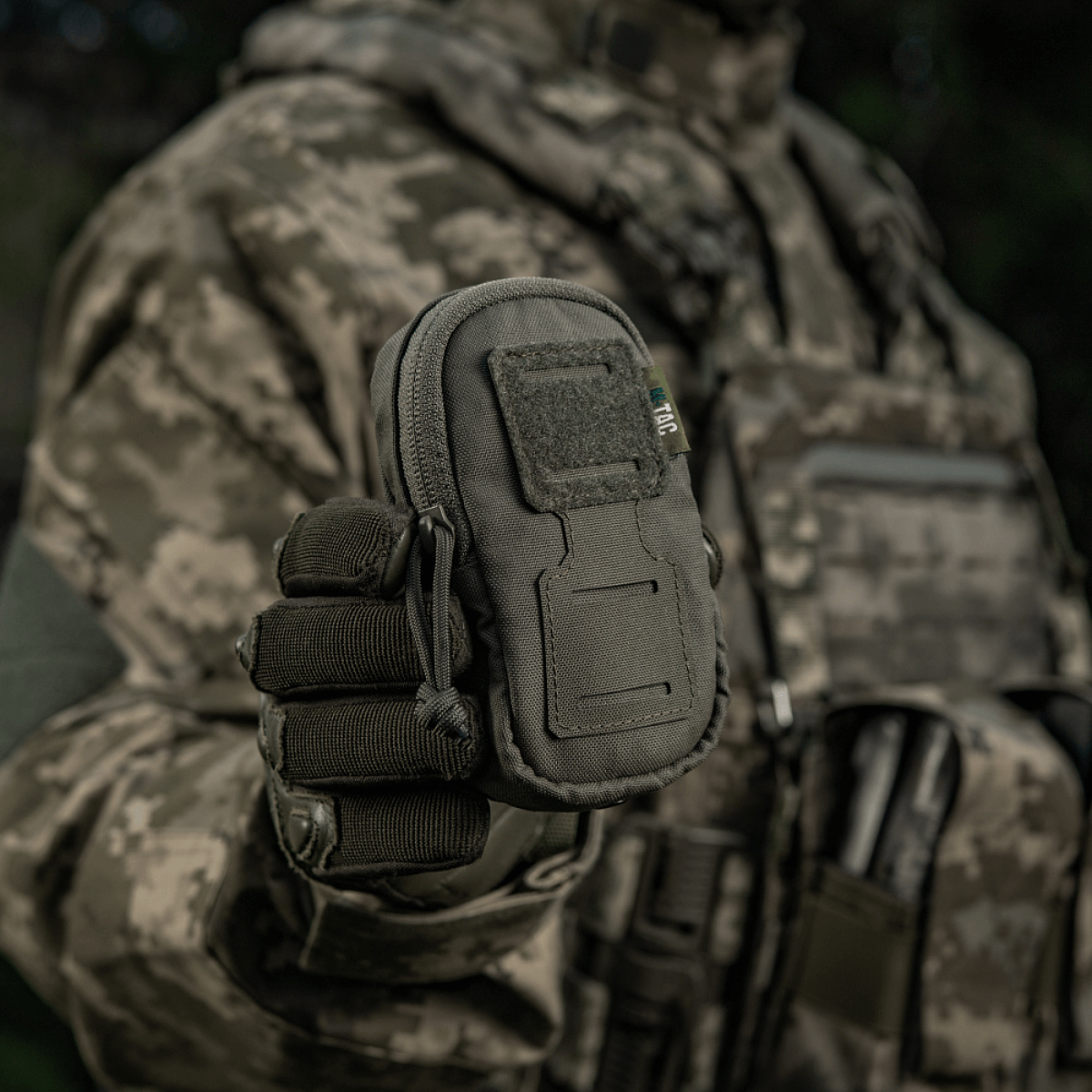 M-Tac PC Utility Pouch Elite MOLLE-järjestelmässä taktisten varusteiden kanssa, Cordura-materiaali, sopii pienille tavaroille. Kenttäkäyttöön, pohjan poistoaukko mukana