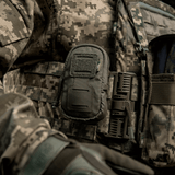M-Tac PC Utility Pouch Elite kiinnitetty taktiseen liiviin MOLLE-liitännällä ja Velcro-paneelilla, sopii säilytykseen, pohjan poistoaukko