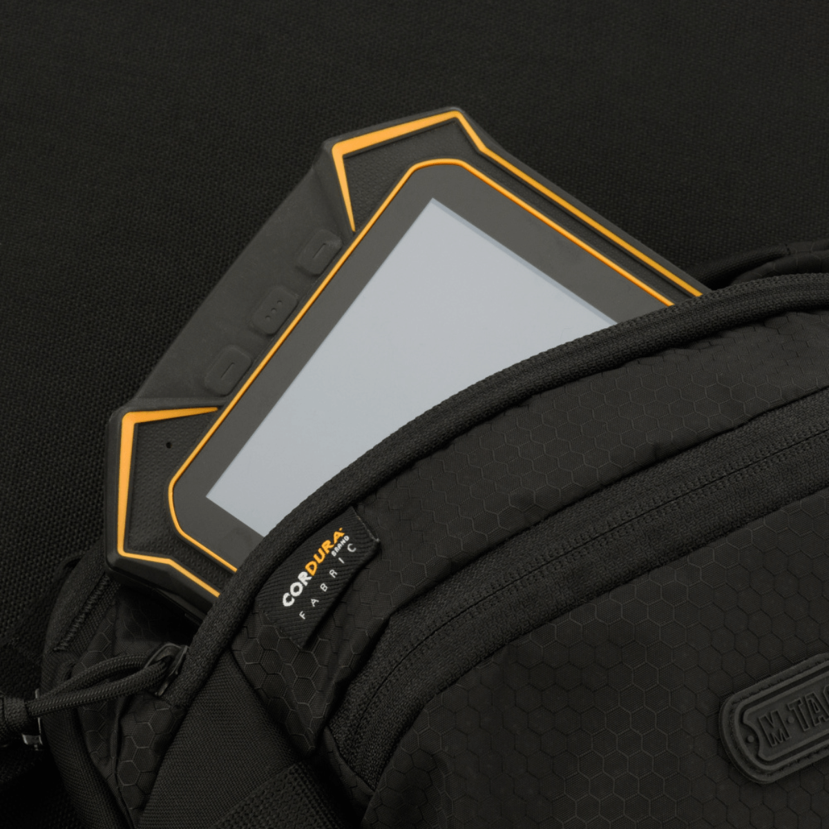 M-Tac Sphaera Hex Hardsling Bag Cordura-kankaalla, näyttää puhelintaskun kompaktissa muotoilussa.