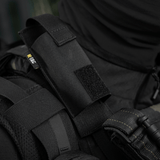 M-Tac Tourniquet Pouch Elastisk med MOLLE Gen.II mustasta Cordurasta kiinnitettynä taktiseen varustukseen.