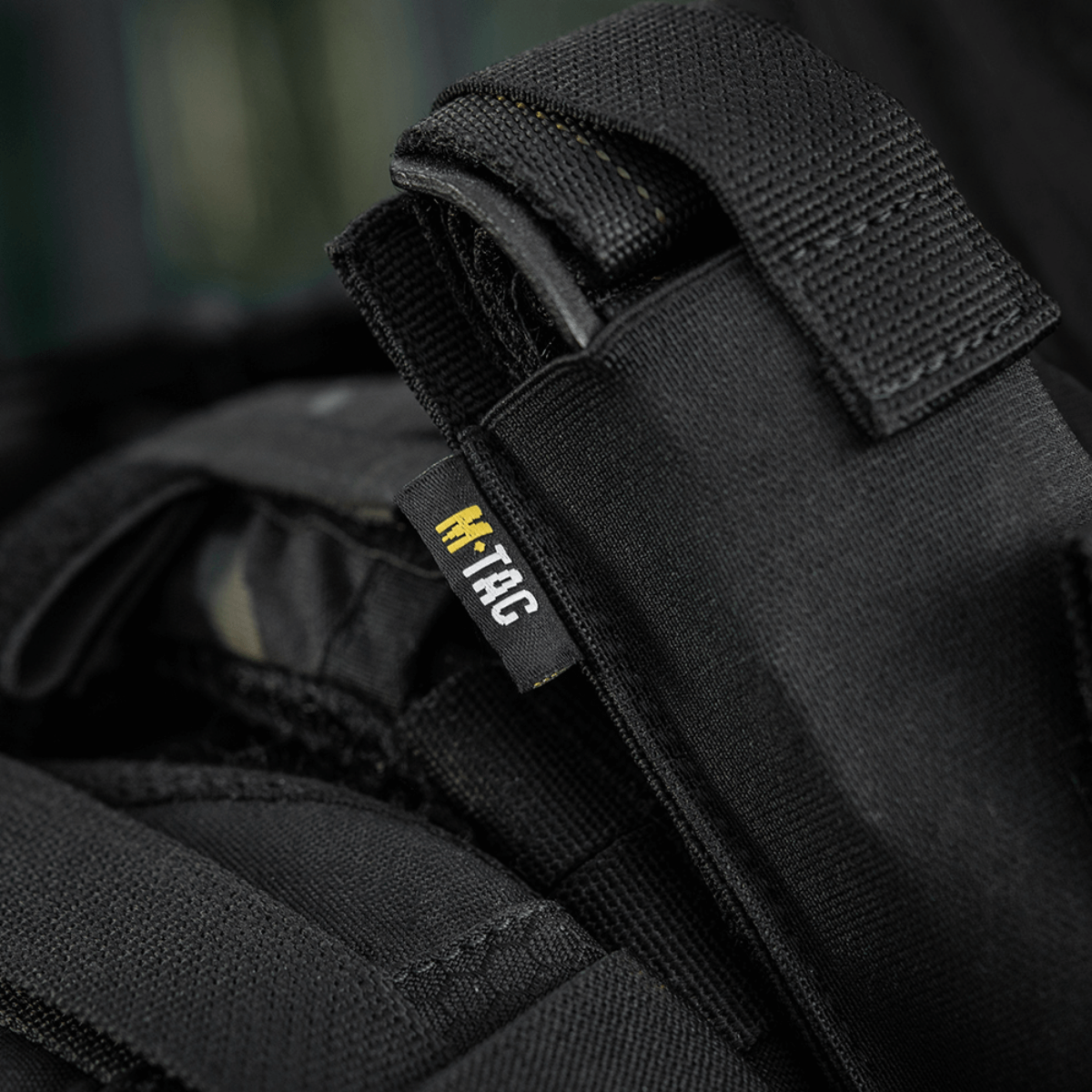M-Tac Tourniquet Pouch Elastisk med MOLLE Gen.II mustasta Cordura-kankaasta, kiinnitetty varusteisiin MOLLE-järjestelmällä.