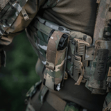M-Tac Tourniquet Pouch Elastisk med MOLLE Gen.II kiinnitetty camouflage-varusteeseen, suojattu kuminauhalla ja Cordura-ompeleella.
