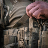 M-Tac Tourniquet Pouch Elastisk med MOLLE Gen.II käytössä, lähikuva camouflage-varusteesta. Sopii nopeaan pääsyyn tourniquetille.