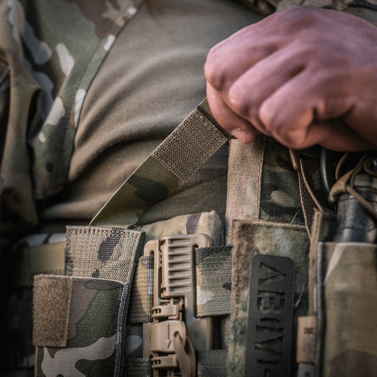 M-Tac Tourniquet Pouch Elastisk med MOLLE Gen.II käytössä, lähikuva camouflage-varusteesta. Sopii nopeaan pääsyyn tourniquetille.