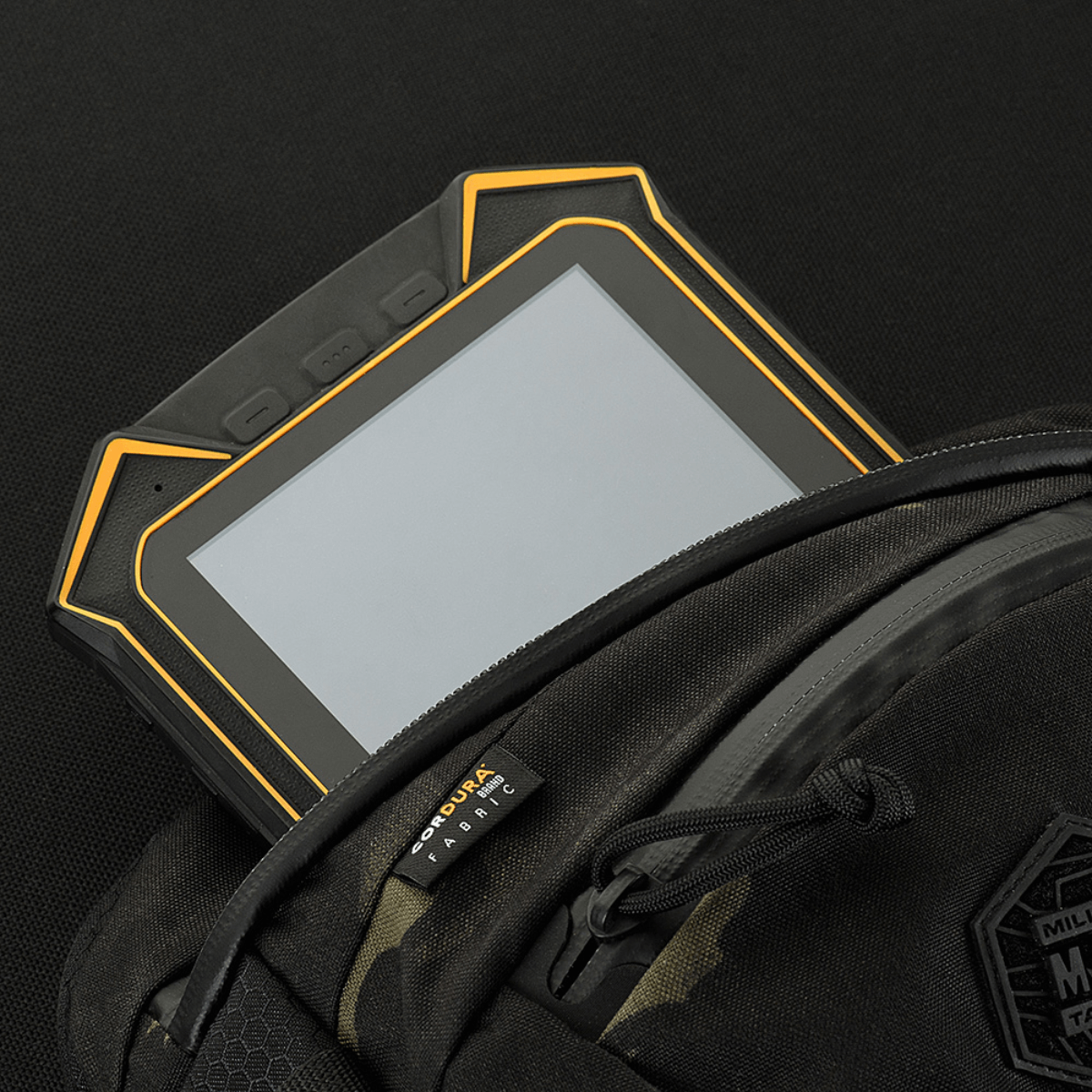 M-Tac Sphaera Hex Hardsling Taske Gen.II Elite laite vetoketjutaskussa, valmistettu kestävästä Cordura-kankaasta.