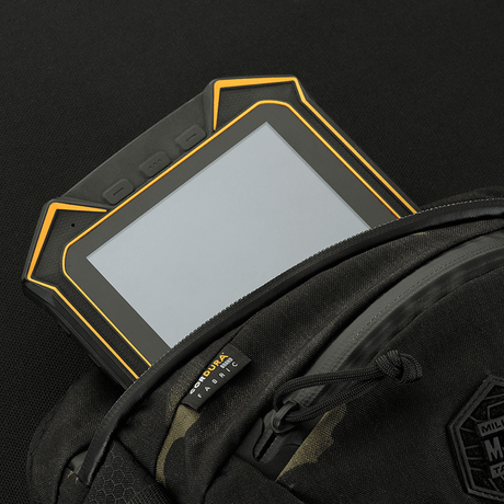 M-Tac Sphaera Hex Hardsling Taske Gen.II Elite laite vetoketjutaskussa, valmistettu kestävästä Cordura-kankaasta.