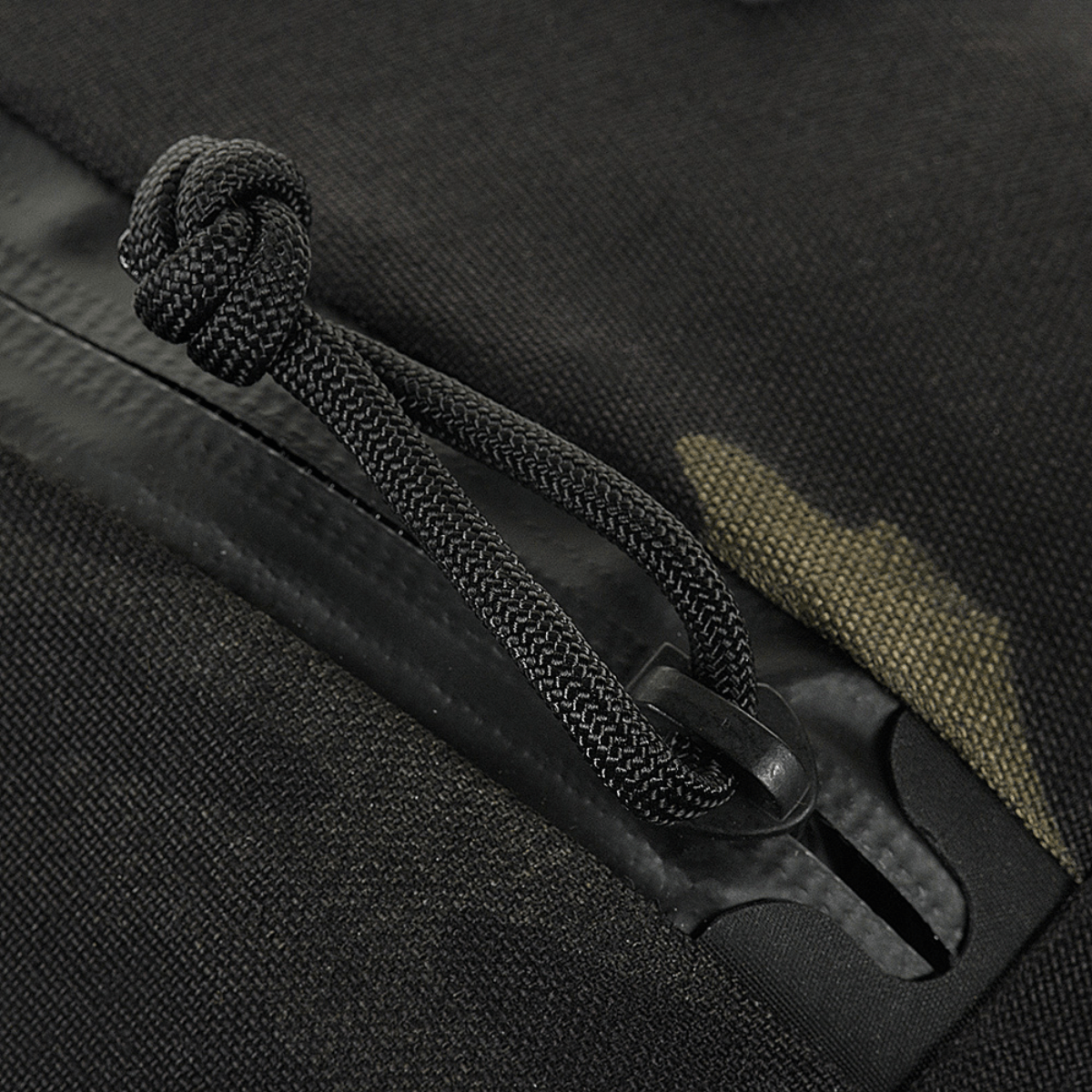 Lähikuva M-Tac Sphaera Hex Hardsling Taske Gen.II Elite -vetoketjudetaljista Cordura-materiaalissa ja Hex-polyesterissä.