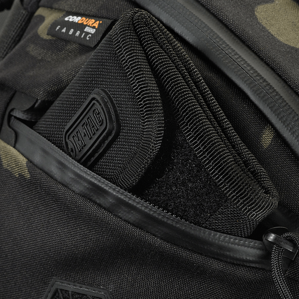 M-Tac Sphaera Hex Hardsling Taske Gen.II Elite Cordura-polyesteristä, vetoketju ja piilotettu kantotapa, materiaalin ja designin detalji.