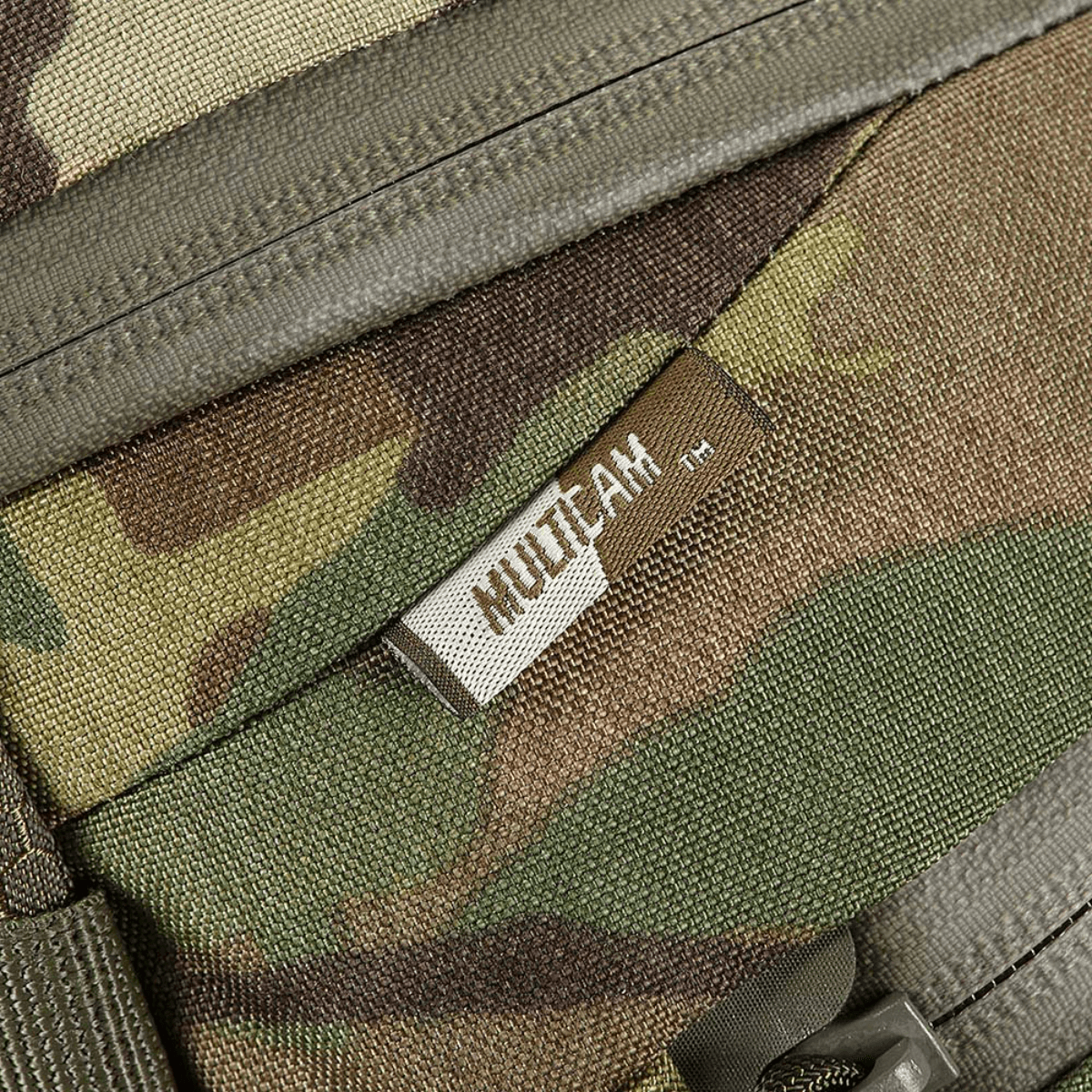 Yksityiskohta M-Tac Sphaera Hex Hardsling Taske Gen.II Elite -laukusta MultiCam-kuvioinnilla ja YKK-vetoketjulla.