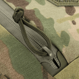 Lähikuva M-Tac Sphaera Hex Hardsling Taske Gen.II Elite camo-designilla ja vetoketjulla.