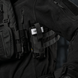M-Tac Elastisk Tourniquet Pouch Molle Gen.III kiinnitettynä taktiseen liiviin käytössä.