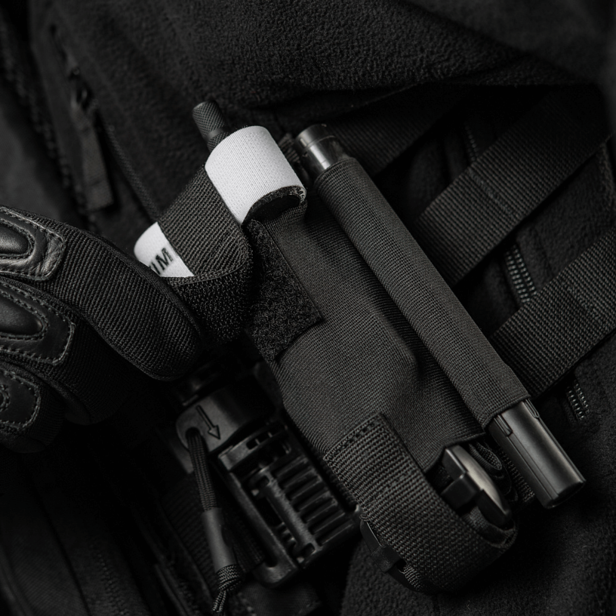 M-Tac Elastisk Tourniquet Pouch Molle Gen.III laukku taktisen liivin päällä.