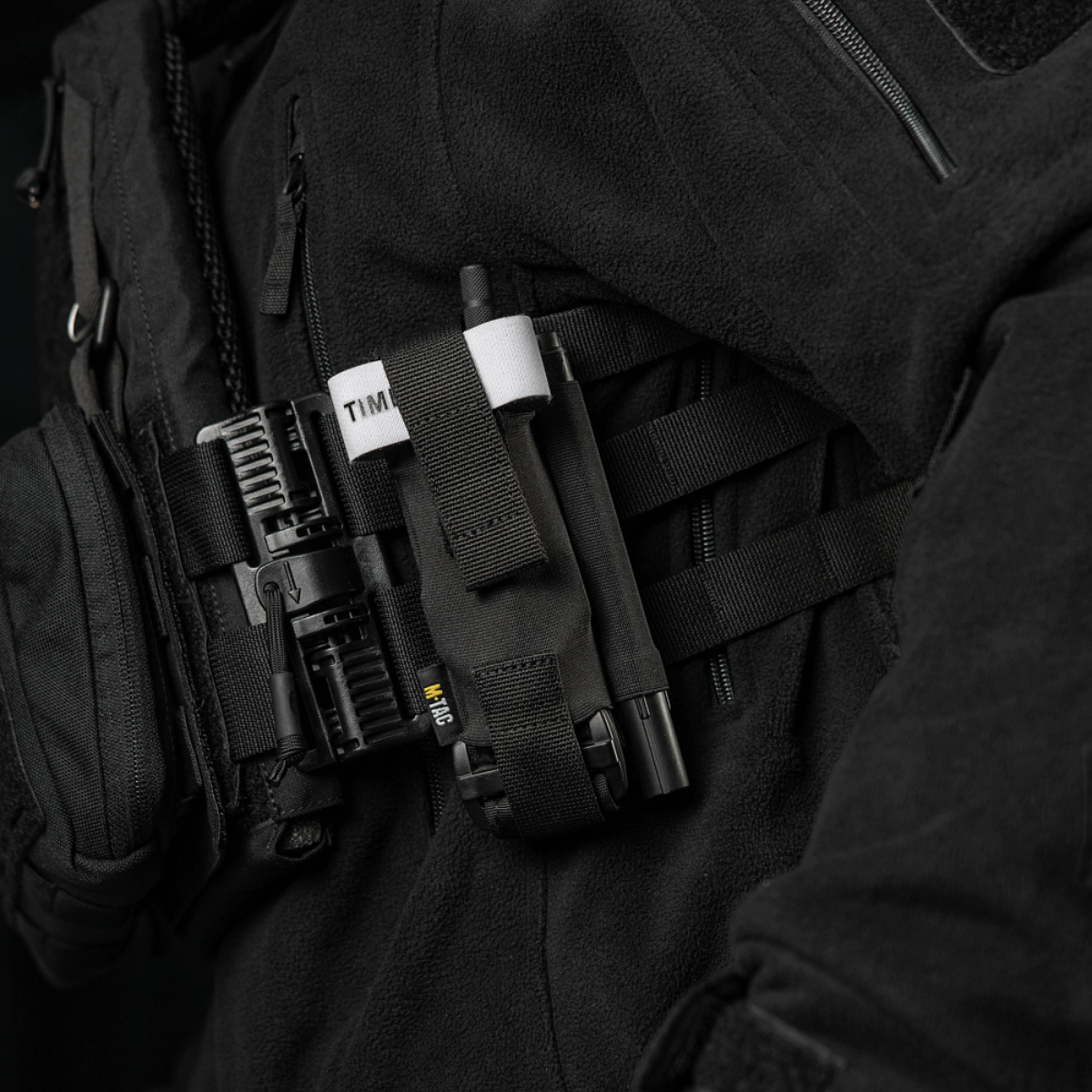 M-Tac Elastisk Tourniquet Pouch Molle Gen.III kiinnitettynä taktiseen liiviin.