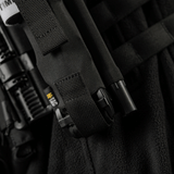 M-Tac Elastisk Tourniquet Pouch Molle Gen.III kiinnitettynä univormuun, laukku C-A-T tourniquetille, nopea pääsy ja turvallinen kiinnitys.