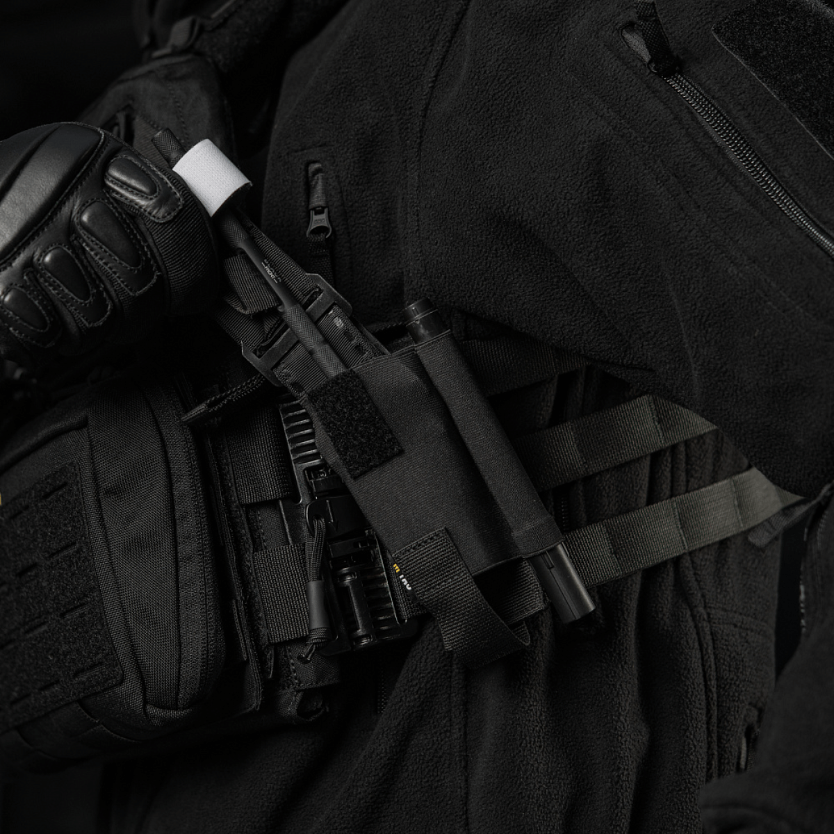 M-Tac Elastisk Tourniquet Pouch Molle Gen.III kiinnitetty taktiseen varusteeseen, valmistettu Cordura Squadron -materiaalista.