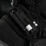 M-Tac Elastisk Tourniquet Pouch Molle Gen.III kiinnitettynä univormuun, näyttää joustavan pidikkeen ja nopean pääsyjärjestelmän.