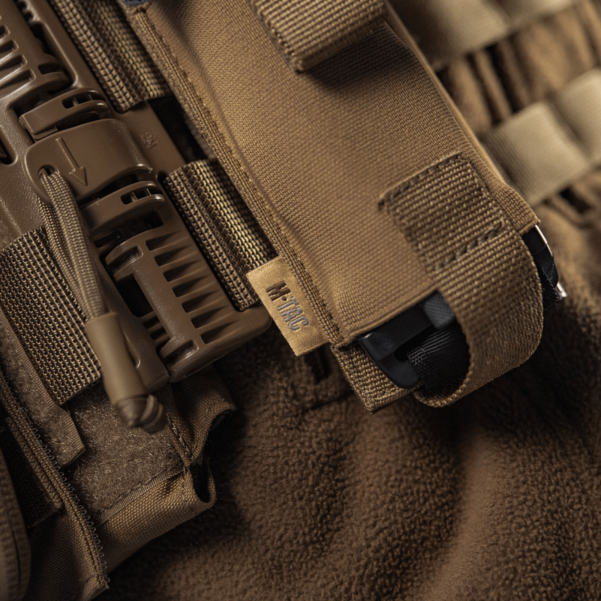 M-Tac Elastinen turnikekotelo Molle Gen.III Cordura-kuosilla ja elastilla nopeaan käyttöön, M-Tac-logolla, lähikuva.