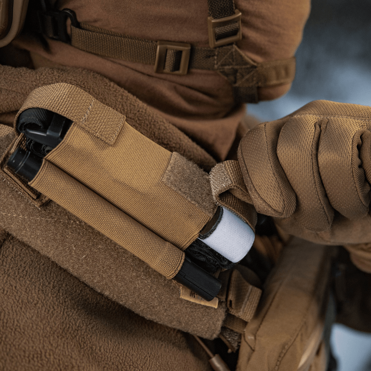 M-Tac Elastinen turnikekotelo Molle Gen.III sotilasliivissä. Käytännöllinen säilytys tourniquetille.