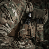 M-Tac Elastinen turnikekotelo Molle Gen.III kiinnitetty taktiseen liiviin camossa.