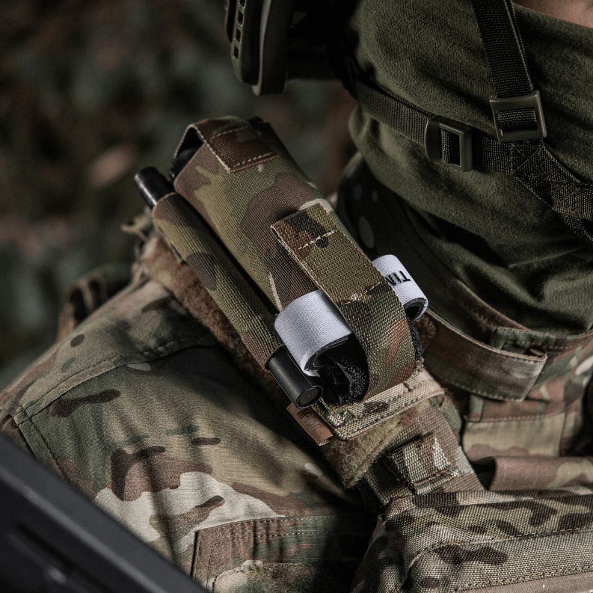 M-Tac Elastinen turnikekotelo Molle Gen.III kiinnitettynä maastopukuun.