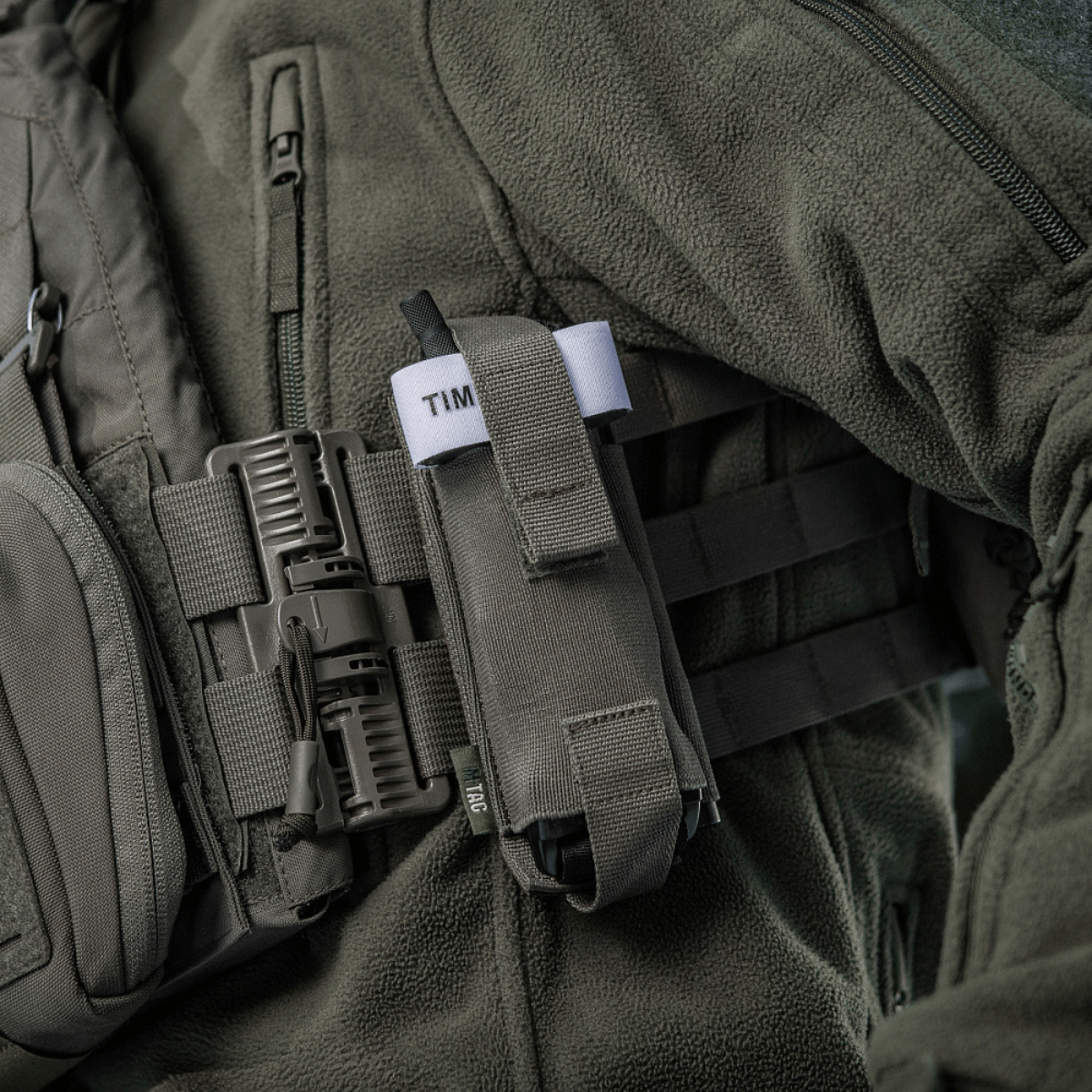 M-Tac Elastinen turnikekotelo Molle Gen.III kiinnitetty varusteisiin, näyttää vakaan elastin ja nopean käyttöominaisuudet.