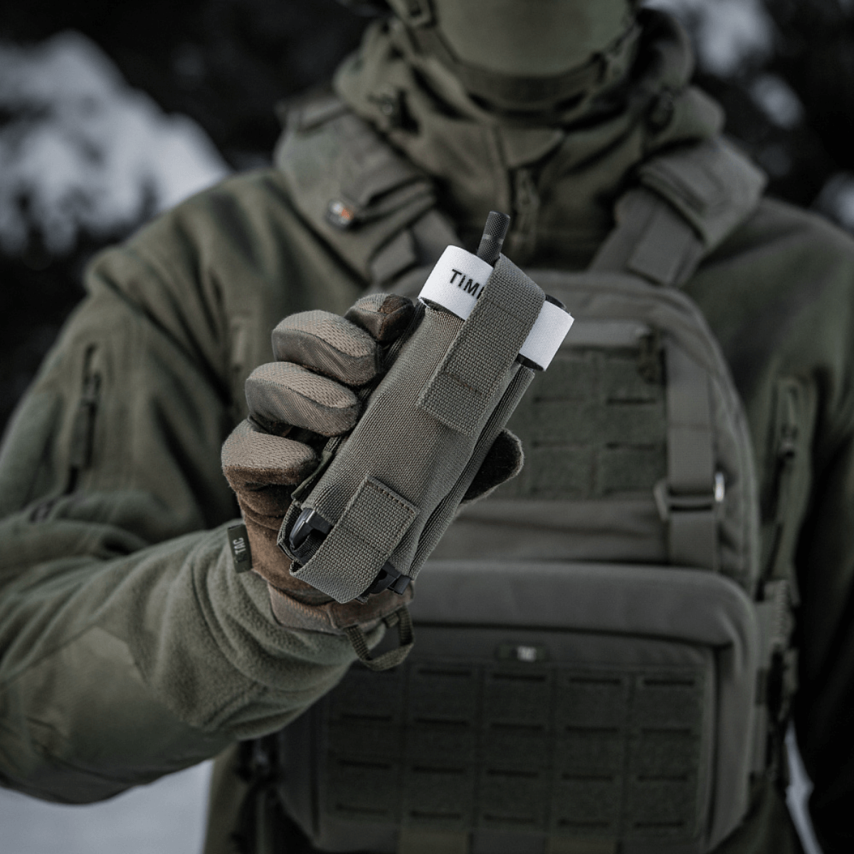 Sotilas M-Tac Elastinen turnikekotelo Molle Gen.III Cordura Squadron -materiaalista. Soveltuu nopeaan pääsyyn C-A-T tourniquettiin.