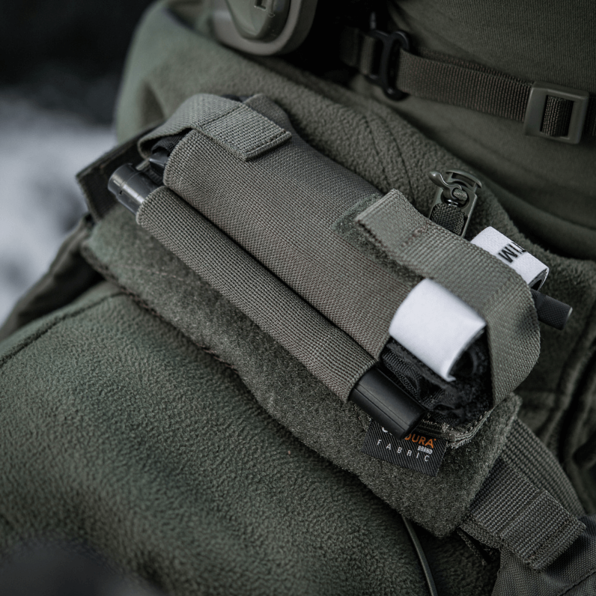 M-Tac Elastinen turnikekotelo Molle Gen.III käytössä taktisen repun päällä.
