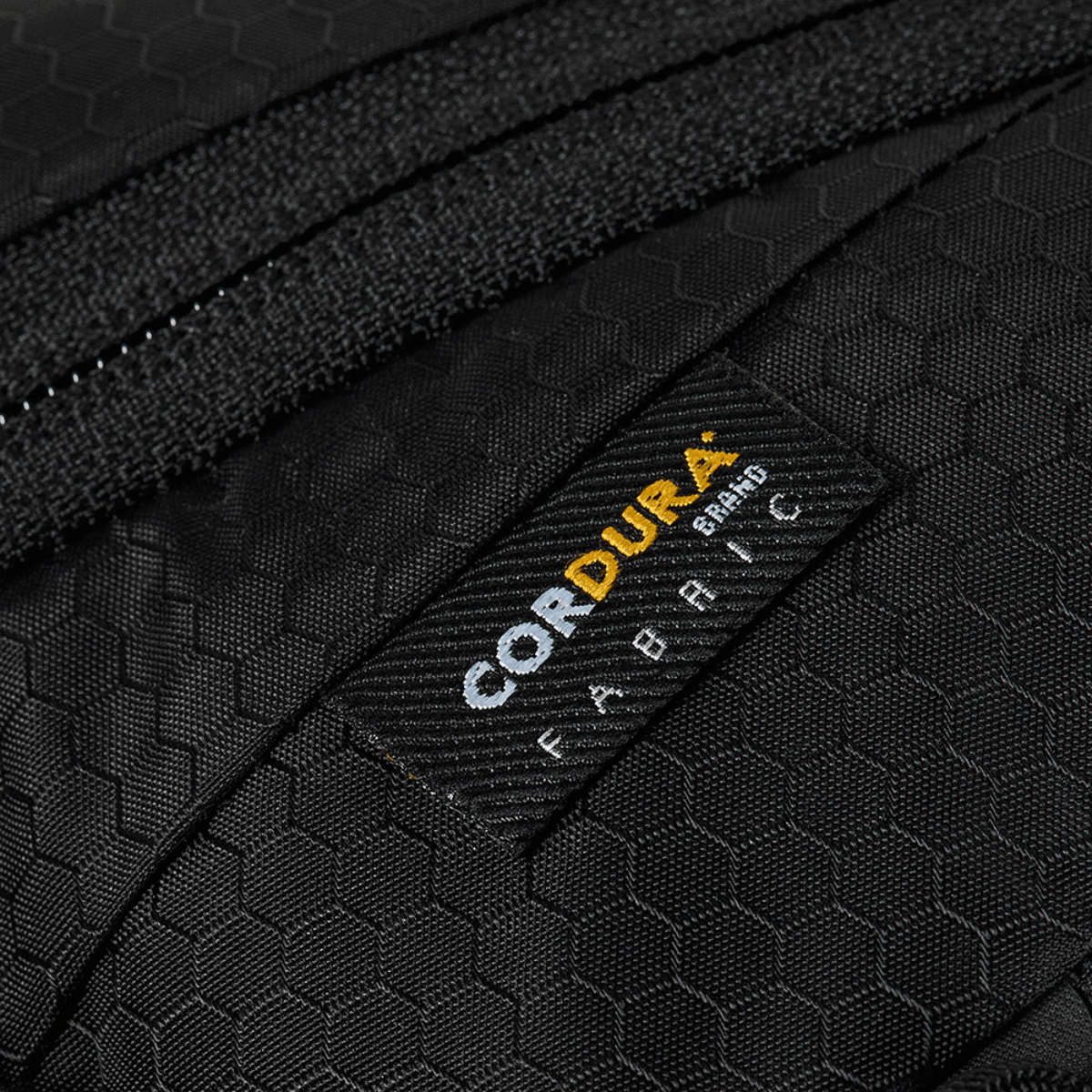 Lähikuva M-Tac Sphaera Hex Hardsling Taske Gen.II Elite Cordura-kankaasta ja hex-kuviosta, korostaa kestävää materiaalia.