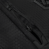 Yksityiskohta M-Tac Sphaera Hex Hardsling -laukun vetoketjusta, hex-kuvio.
