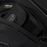 Lähikuva M-Tac Sphaera Hex Hardsling Gen.II Elite -laukusta, Cordura Hex -polyesteri, piilotettu kantotila ja vetoketjun yksityiskohdat.