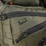 M-Tac Sphaera Hex Hardsling Gen.II Elite Cordura-materiaalissa, näyttää vetoketjusulun ja hex-kuvion yksityiskohtaisesti.