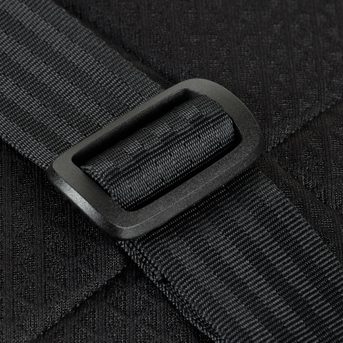 Lähikuva säädettävästä hihnasta M-Tac Satellite Magnet -laukku Elite Hex, musta Cordura-materiaali.