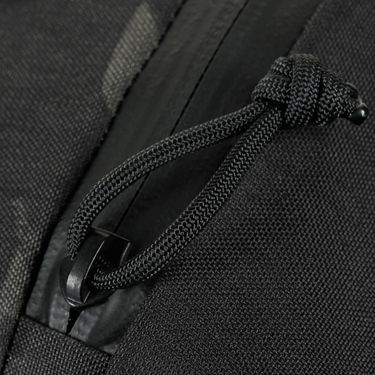 Lähikuva M-Tac Satellite Magnet -laukusta Elite Hex, jossa vahva vetoketju ja kestävä Cordura-materiaali.