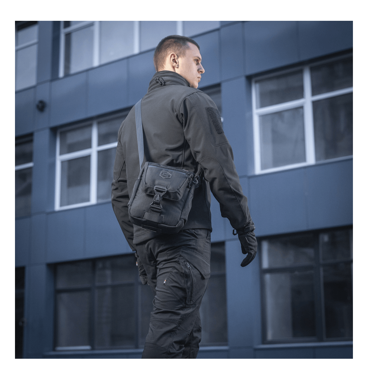 M-Tac Satellite Magnettaske Gen. II Elite Hex, musta Cordura Hex ja Cordura 10, NIJ-sertifiointi, galleria-asento 1 käyttötilanteessa.