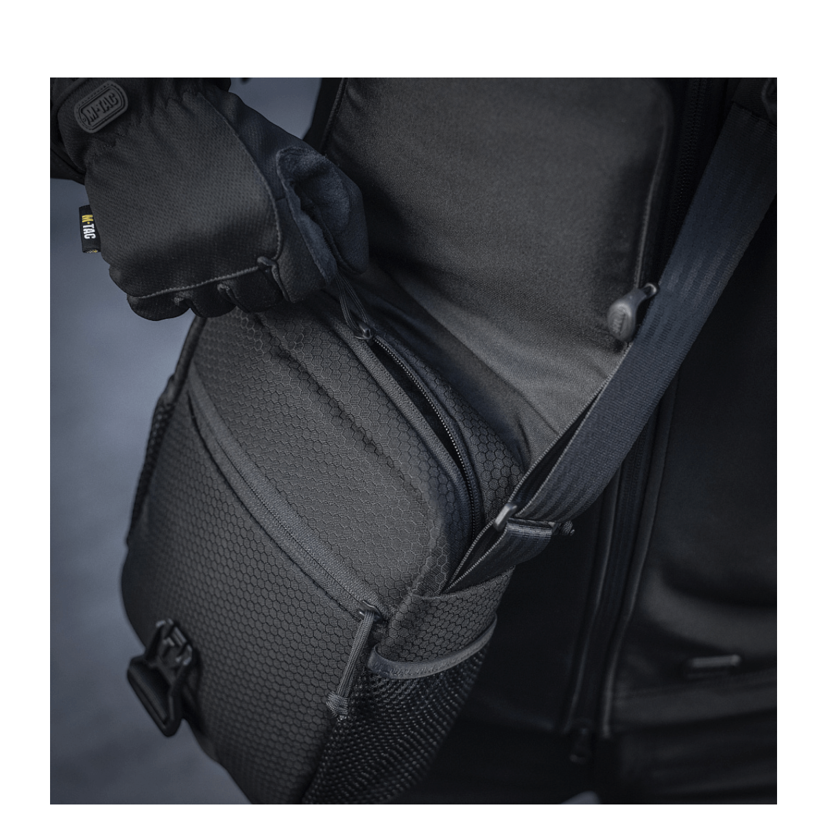 M-Tac Satellite Magnettaske Gen. II Elite Hex, musta Cordura Hex, NIJ-sertifiointi ja vetoketjun yksityiskohdat, galleria-asento 1.