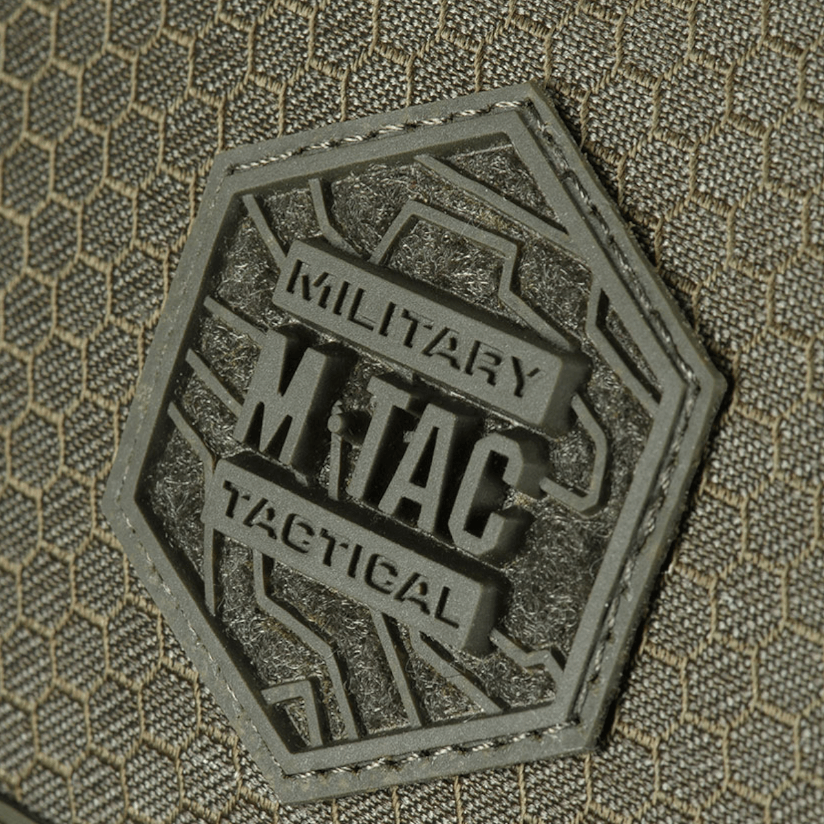 Lähikuva M-Tac Satellite Magnettaske Gen. II Elite Hexistä, Cordura-textuuri ja M-Tac-logo esillä.