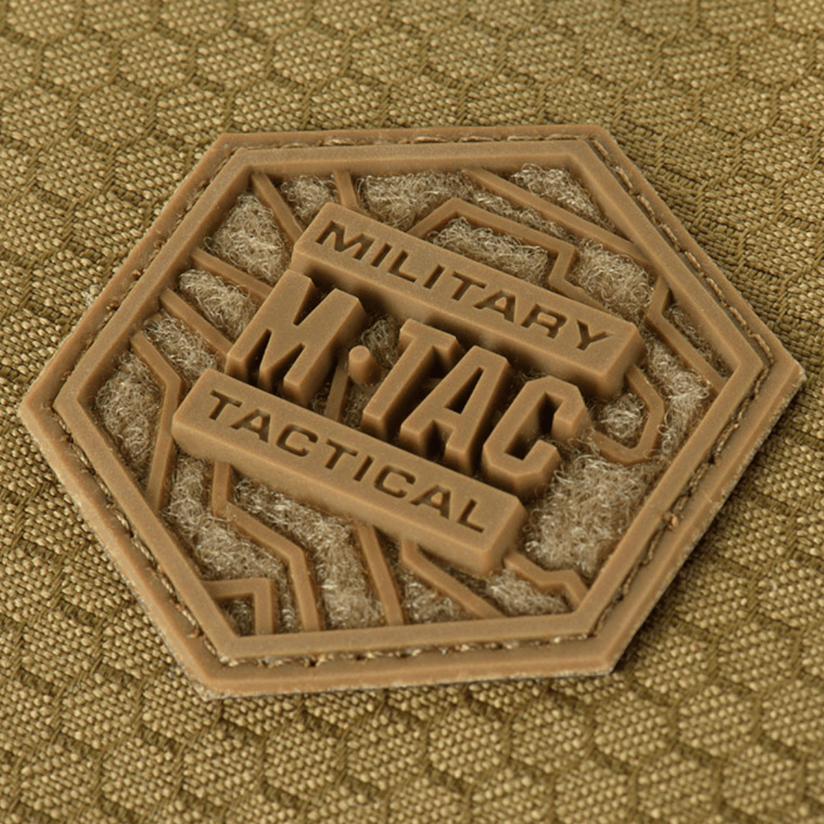 M-Tac Magnet XL Taske Elite Hex -logo hunajakenno-kuvioisessa kankaassa.