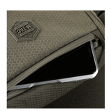 Yksityiskohta M-Tac Magnet XL Taske Elite Hexistä FidLock-lukitusjärjestelmällä ja Velcro-paneelilla, esillä älypuhelimen säilytys.