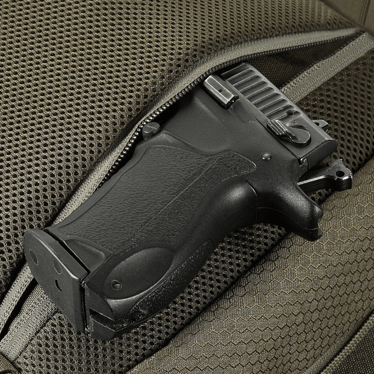 M-Tac Magnet XL Taske Elite Hex universaalihölsterillä ja FidLock-järjestelmällä.