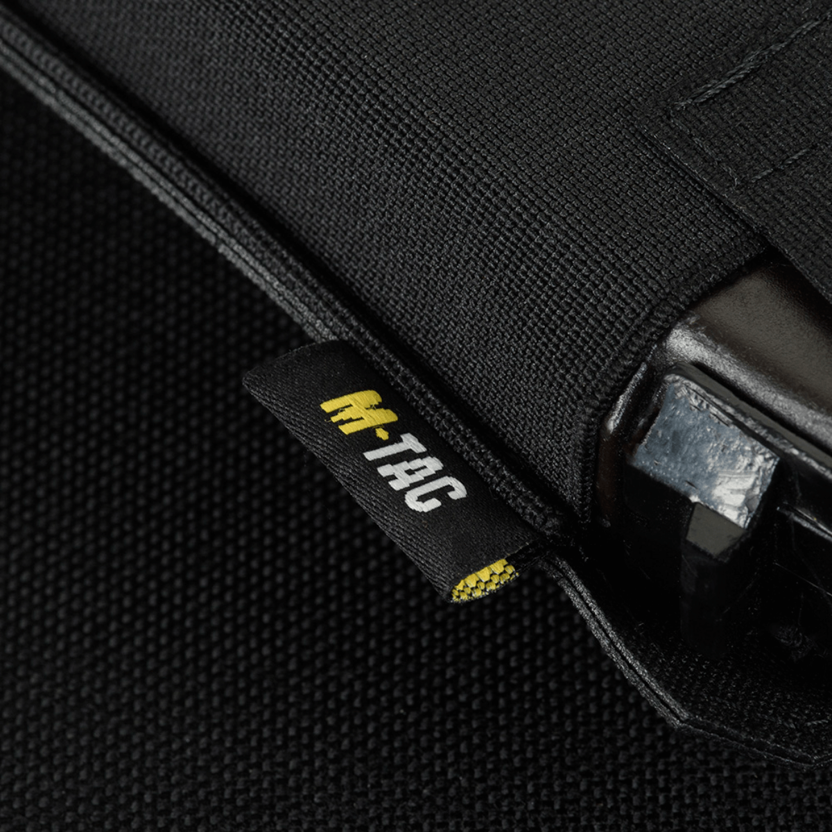 M-Tac Elastinen Triple Magazine Pouch Elite kestävästä Cordura 500D:stä sivuhihnalla turvalliseen lippaiden säilytykseen.