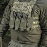 M-Tac Elastinen Triple Magazine Pouch Elite kiinnitettynä kolmella AK/AR-lippaalla taktiseen liiveen kenttäympäristössä.