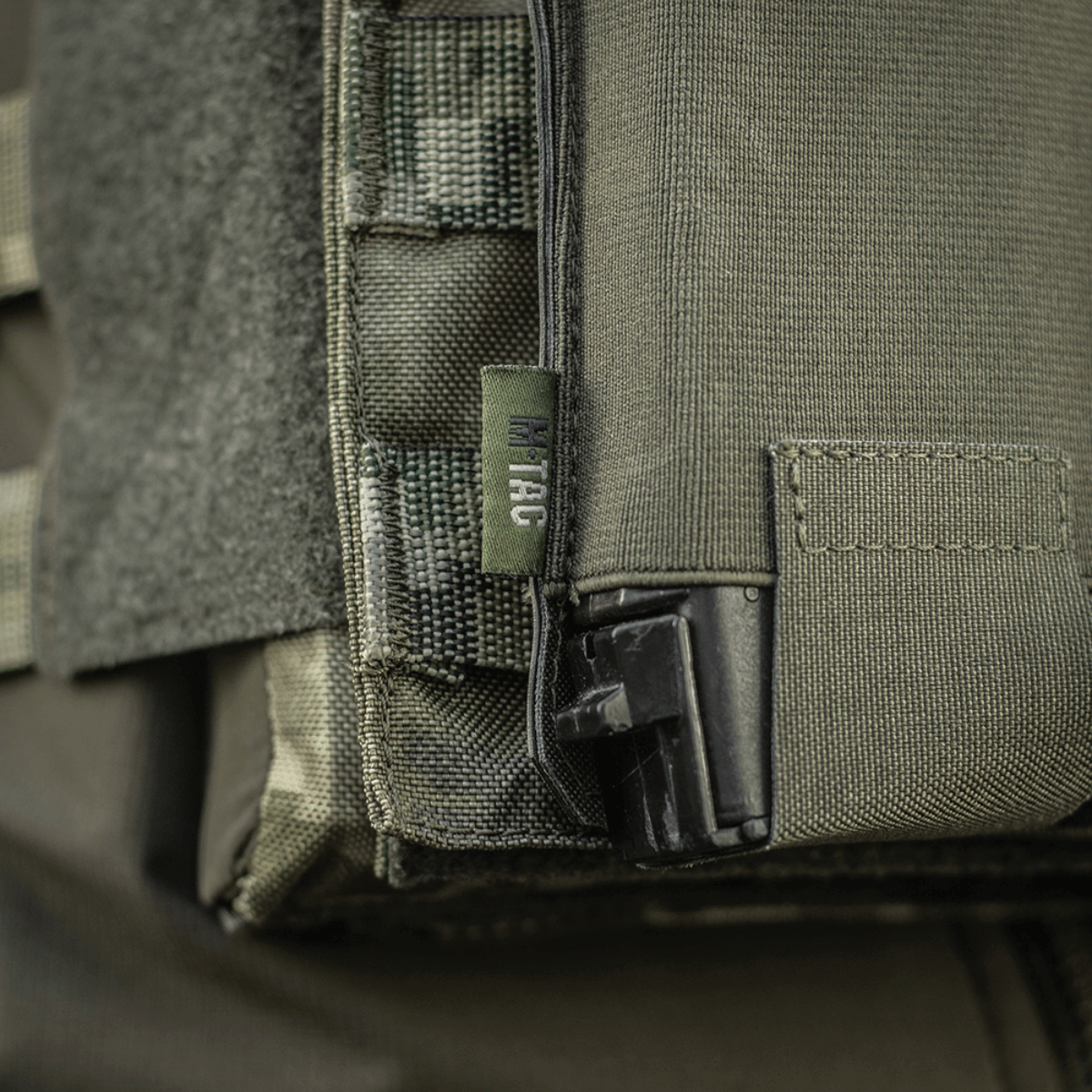 M-Tac Elastinen Triple Magazine Pouch Elite näyttää Cordura 500D-materiaalin ja MOLLE Laser Cut -järjestelmän, sopii kolmelle lippaalle.