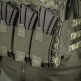 M-Tac Elastinen Triple Magazine Pouch Elite lippailla kiinnitettynä MOLLE-varusteisiin.