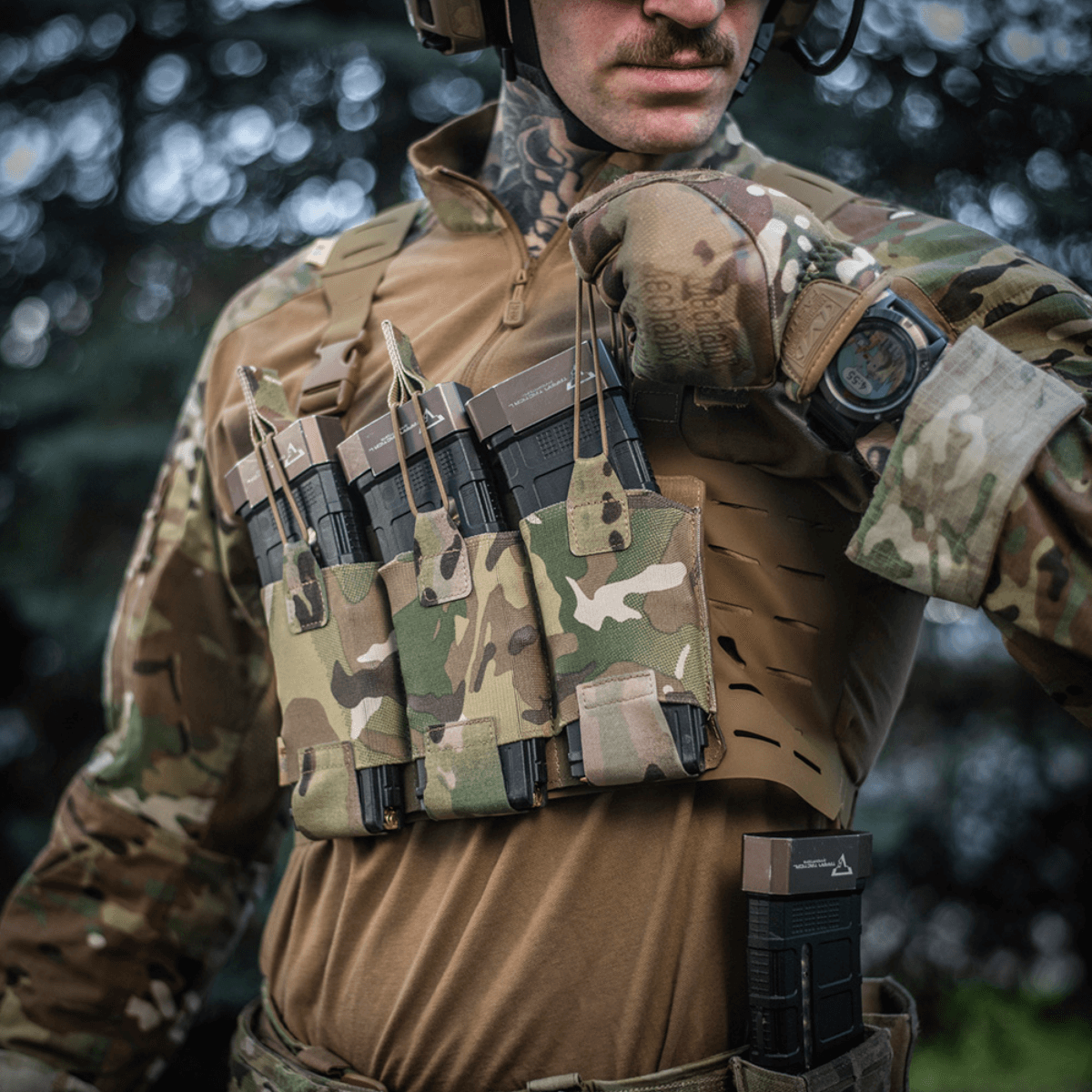 M‑Tac Elastinen Single Magazine Pouch Elite maastokuvioituna, kiinnitetty taktiseen liiviin, suunniteltu AR/AK-lipalle, näyttää Cordura 500D -materiaalin