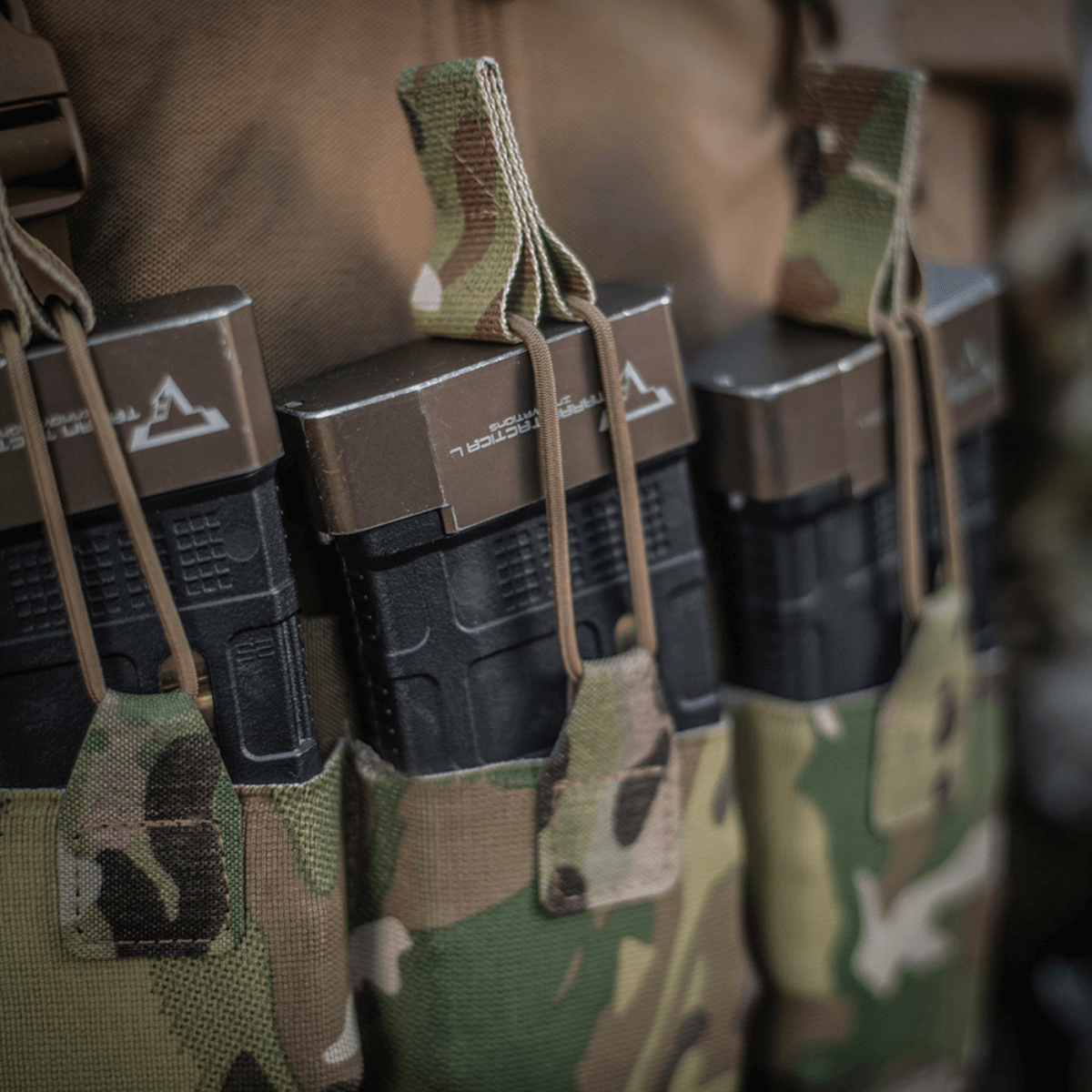 M‑Tac Elastinen Single Magazine Pouch Elite lippaiden kanssa kompaktissa ja toimivassa MOLLE-yhteensopivassa muotoilussa, maastokuvio