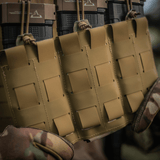 M‑Tac Elastinen Single Magazine Pouch Elite MOLLE Laser Cut -järjestelmässä käytössä, näyttää luotettavan säilytyksen lippaille