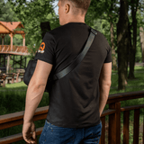 M‑Tac Cross Bag Elite Hex olkapäällä ulkona metsässä, takaa nähtynä, sopii päivittäiskäyttöön ja taktiseen varustukseen, tilavuus 5 litraa