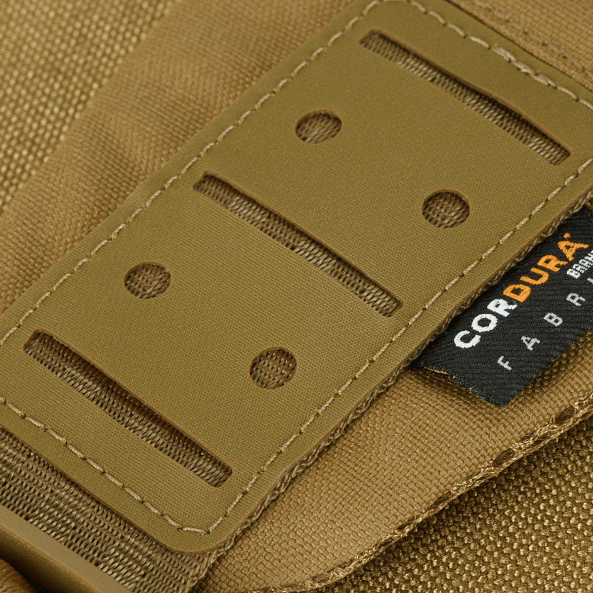 M‑Tac Cross Bag Elite Hex Cordura 500 -materiaalista, lähikuva olkahihnasta MIL-SPEC-sovittimineen, täydellinen päivittäiseen ja taktiseen käyttöön.